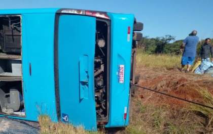 Ônibus com bolivianos tomba em Santa Rita do Pardo