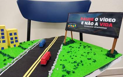 Unisalesiano monta exposição de outdoors contra o uso do celular ao volante