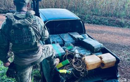 PF aprende meia tonelada de maconha em porto clandestino