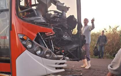 Ônibus que transportava trabalhores da Usina colide em retroescavadeira nesta manhã