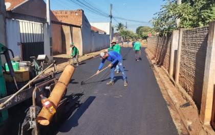 SEINTRA realiza recapeamento em 3 km de ruas do bairro Santa Terezinha