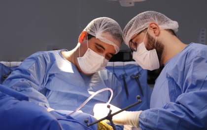 Hospital realiza neurocirurgia de tumor com microscópio mais avançado do mundo
