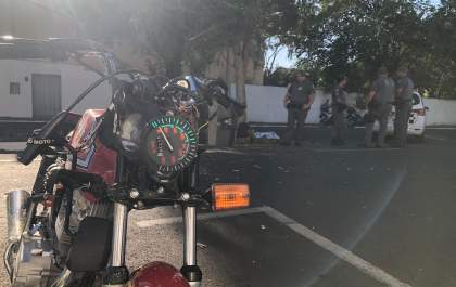 Homem morre ao bater moto em árvore&nbsp;