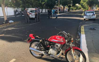 Moradores pedem intervenção na Waldemar Alves onde motociclista morreu após bater em árvore