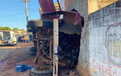 Motorista fica ferido após caminhão tombar em Aracanguá