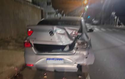 Guarda Municipal detém homem após ele bater picape em carro parado