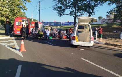 Colisão entre moto e Biz na Pompeu deixa 3 feridos