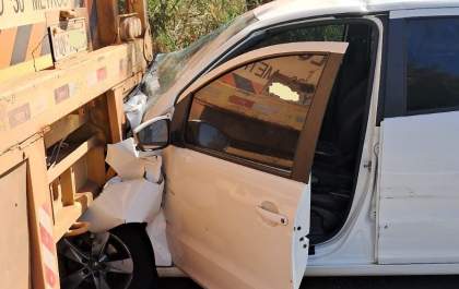 Motorista fica ferido ao bater carro na traseira de canavieiro
