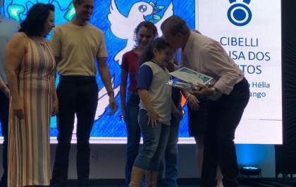 Pai homenageia a filha durante premiação do 9º Concurso de Desenho da GS Inima Samar