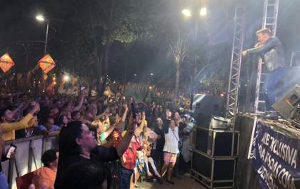 Michel Teló dá show de simpatia no Arraiá da Solidariedade de Araçatuba