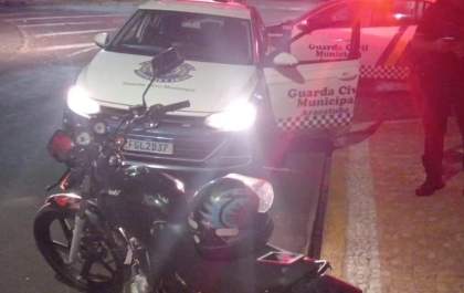 Jovem sem habilitação é detido pela Guarda Municipal por empinar moto