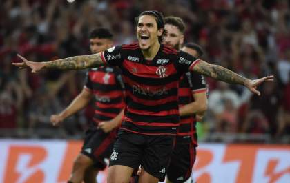 Flamengo vence clássico e mantém liderança do Brasileirão