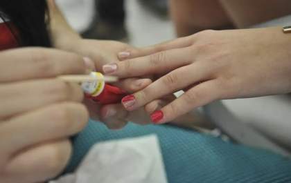 Anvisa emite Informe de Segurança sobre reações adversas a cosméticos