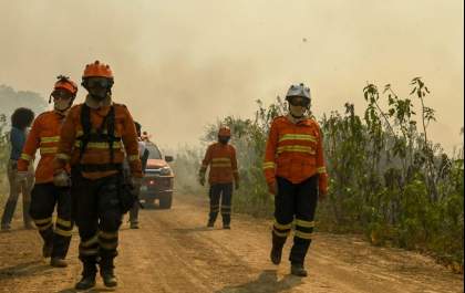 Bombeiros continuam lutando contra incêndios no Pantanal e emocionam quem é resgatado