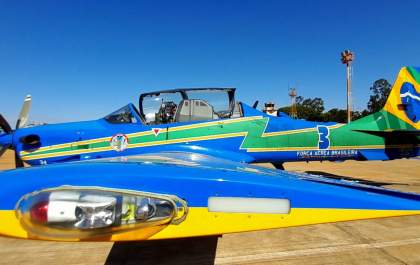 Esquadrilha da Fumaça chama a atenção no aeroporto de Araçatuba