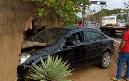 Motorista perde controle em curva e colide com muro em Três Lagoas