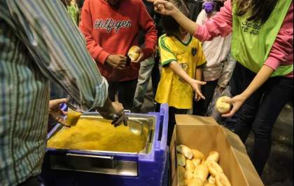 Nova lei avança, e doar comida a pessoas com fome poderá render multa de R$ 17 mil em São Paulo