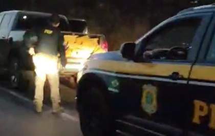 PRF apreende 800 kg de maconha em caminhonete roubada