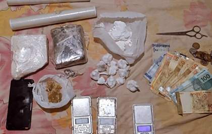 Drogas e materiais de tráfico são apreendidos durante operação
