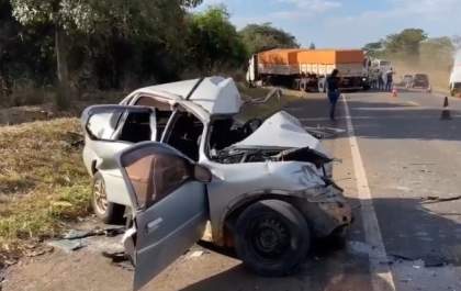 Homem morre em colisão de carro com carreta em rodovia