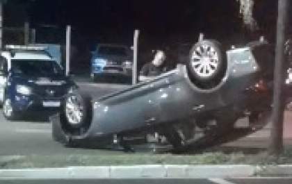 Carro com a mãe do ator Reinaldo Gianecchini capota em avenida de Birigui