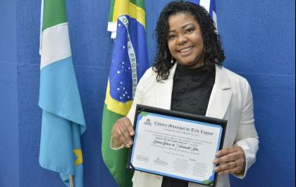 Prof.ª Luciana Cardoso recebe Moção de Reconhecimento