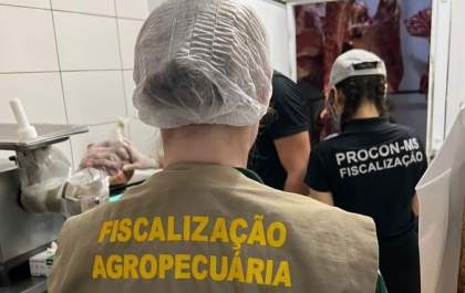 Procon fecha açougue por irregularidades e apreende bebidas e cigarros