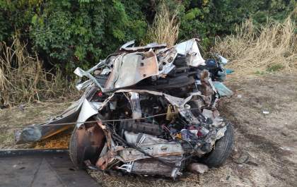 Três perdem a vida em acidente entre carro e caminhão