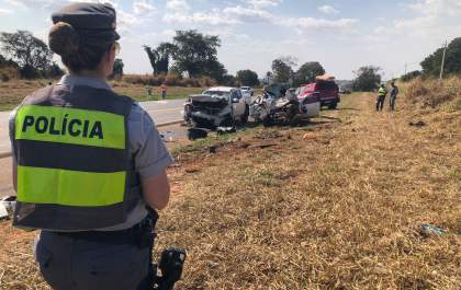 Colisão entre picapes deixa 2 mortos e 5 feridos