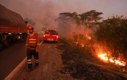 Combate noturno intenso continua para controlar focos de incêndio