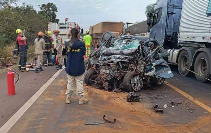 Carro invade contramão e colide com carreta, resultando em 4 mortes na BR-163