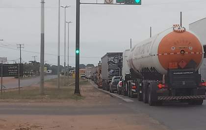 Recapeamento na BR-262 provoca congestionamento em Três Lagoas