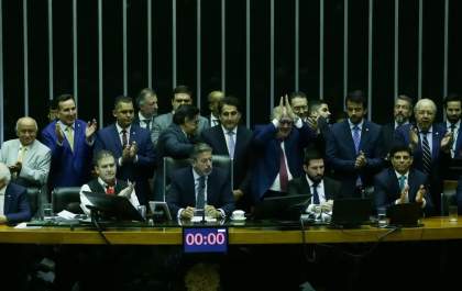 Câmara aprova texto-base da reforma tributária com trava no IVA