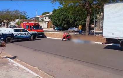 Mulher de 29 anos morre em acidente entre moto e caminhão