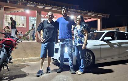Jovem morador do Arapuá ganha BMW e moto 0 km em rifa online