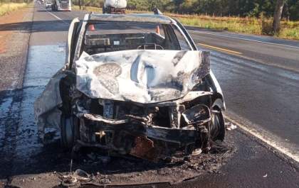 Picape pega fogo após colisão com carreta-tanque na BR-267