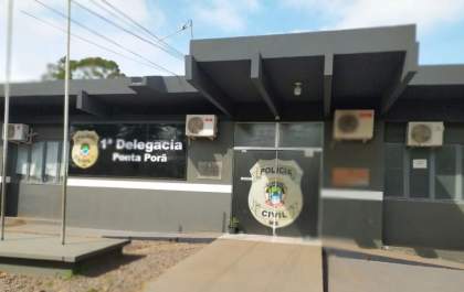 Polícia resgata irmãos abandonados sem roupa em casa suja