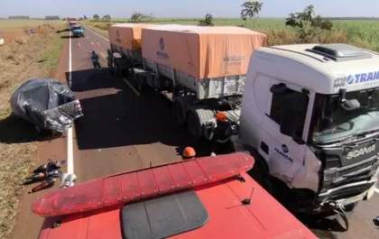 Colisão com carreta mata motorista de picape