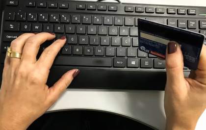 Juros do cartão de crédito voltam a subir e atingem 429,5% ao ano