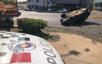 Homem fica ferido ao capotar carro na avenida Brasília