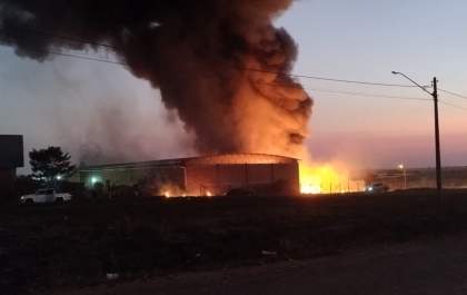 Incêndio em materiais recicláveis mobiliza bombeiros em Araçatuba