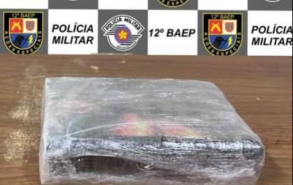 Baep prende marceneiro e apreende quase 1 quilo de pasta base de cocaína