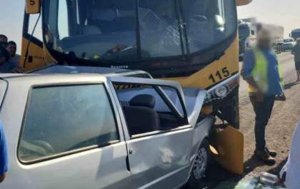 Motorista é socorrido após colisão com ônibus na BR-267