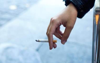 Aumento de impostos e de preço mínimo do cigarro desestimula consumo, mas pode incentivar contrabando, apontam especialistas