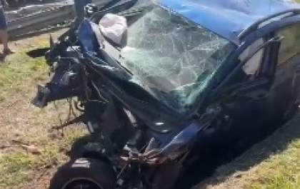 Carro fica destruído em colisão na Rondon em Guararapes