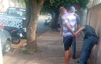 Pedreiro preso após tentar furtar veículo e ameaçar o proprietário
