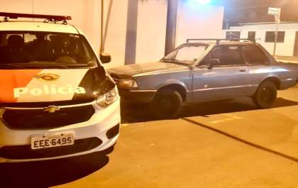 Polícia prende duas pessoas por furto de veículo