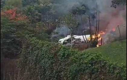Avião com 62 pessoas a bordo cai em Vinhedo, no interior de SP; vídeo mostra queda