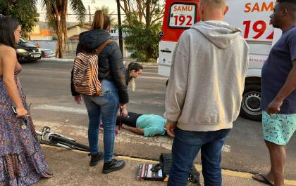 Idoso é socorrido inconsciente após ser atropelado por bicicleta