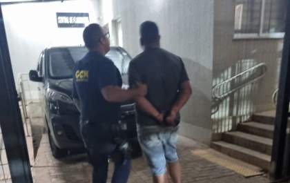 Entregador é detido pela Guarda Municipal com placa da moto levantada